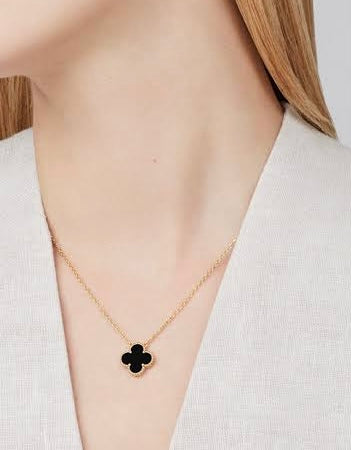 Vancleef & Arpels Alhambra Pendant