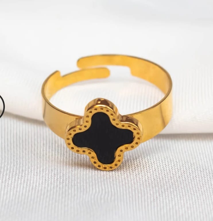 Vancleef Four Leaf Clover Ring