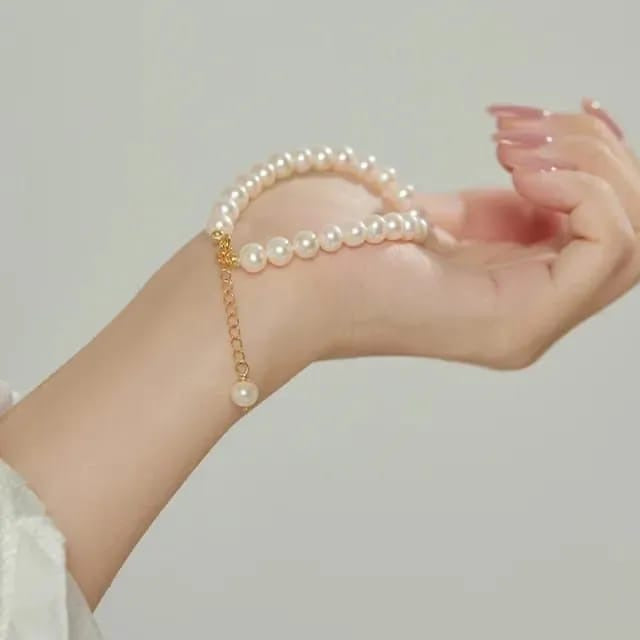 091EDD67-1B5E-4166-B8B8-4E2F4DE57FCC Elegant Pearl Bracelet - Image 1